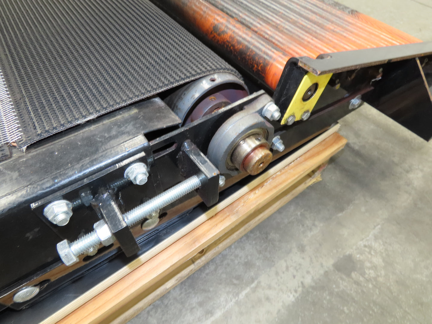 40"W x 48"L Pallet Conveyor 36" Grip Belt with Live Roller On Ramp 3PH 205FPM