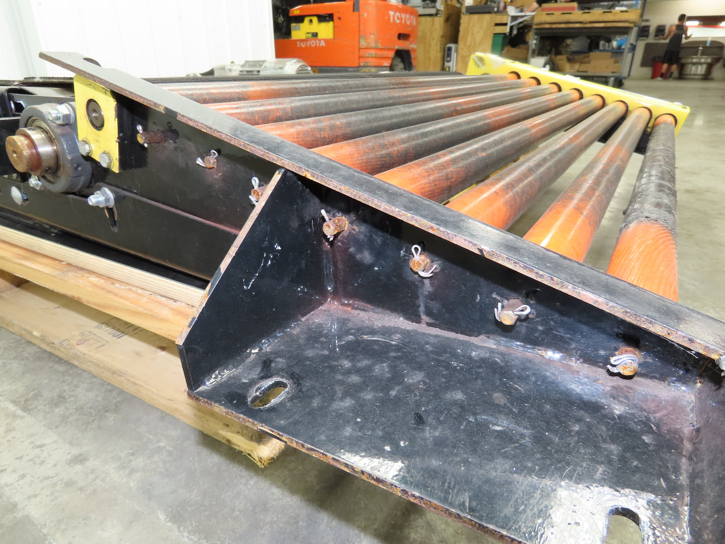 40"W x 48"L Pallet Conveyor 36" Grip Belt with Live Roller On Ramp 3PH 205FPM