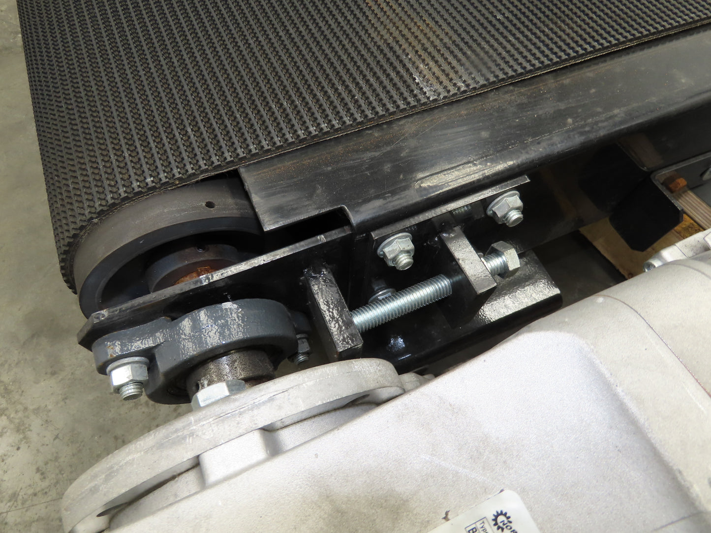 40"W x 48"L Pallet Conveyor 36" Grip Belt with Live Roller On Ramp 3PH 205FPM