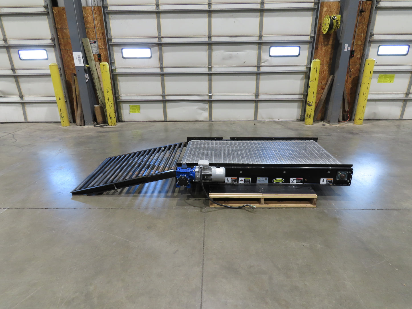 Hytrol 42"x 6'L MatTop Belt Conveyor 39"BF w/Gravity Roller Off Ramp 3PH 205FPM