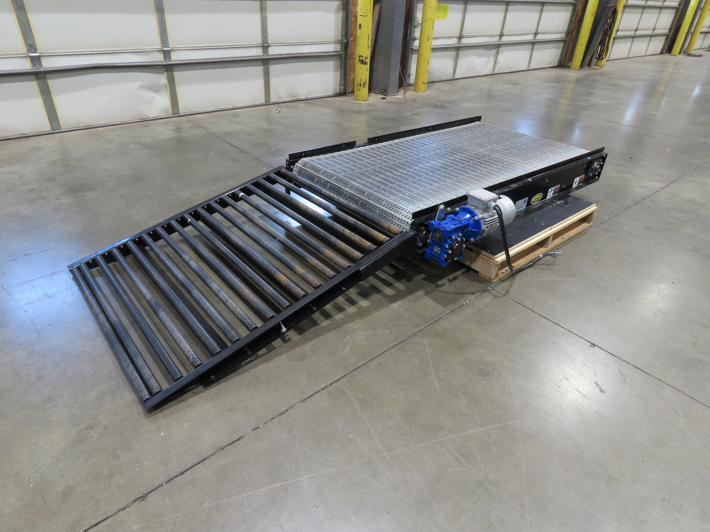 Hytrol 42"x 6'L MatTop Belt Conveyor 39"BF w/Gravity Roller Off Ramp 3PH 205FPM
