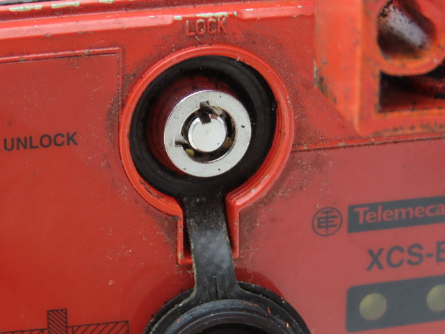 Telemecanique XCS-E7333 Interlock Safety Door Switch 120/240VAC W/Straight Latch