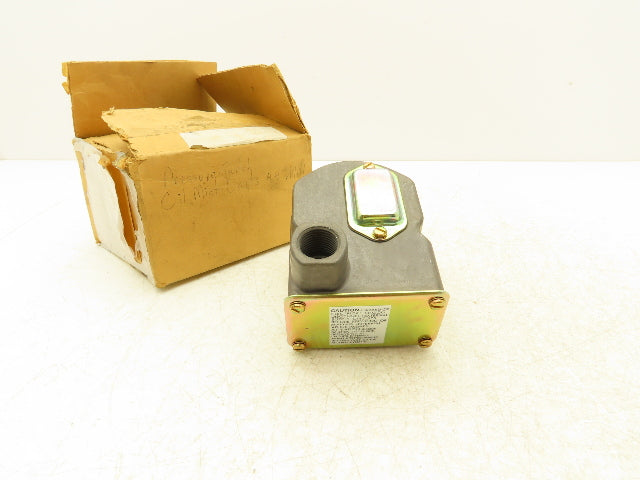 Barksdale D2T-A3SS-Q24 Pressure or Vacuum Actuated Switch 0.3-3 psi Range