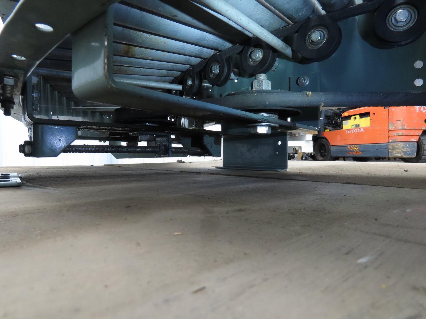 Hytrol 18"x 90° RH Curve Accumulation Roller Conveyor 15"BF V-Belt Slave Drive