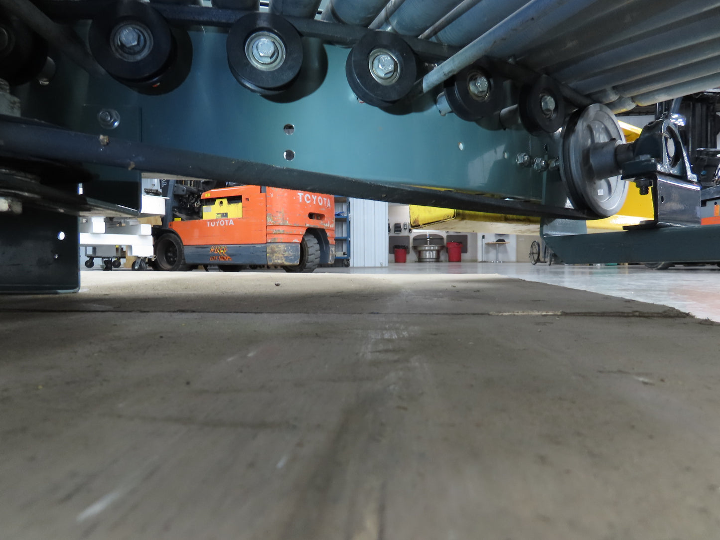 Hytrol 18"x 90° RH Curve Accumulation Roller Conveyor 15"BF V-Belt Slave Drive