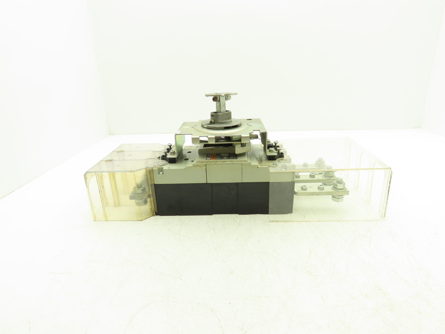 Fuji BW400EAGU 3 Pole Circuit Breaker 300 Amp 690V 250VDC Thru-Door Disconnect