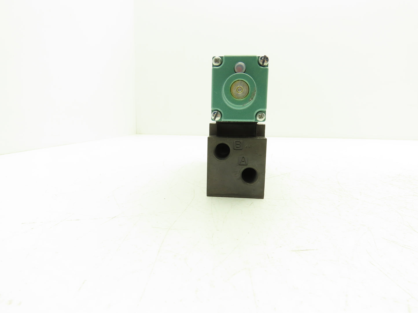 Numatics 082SS415M019M61 Pneumatic Dual Solenoid Valve 2 Pos 4 Way 150 PSI 24VDC