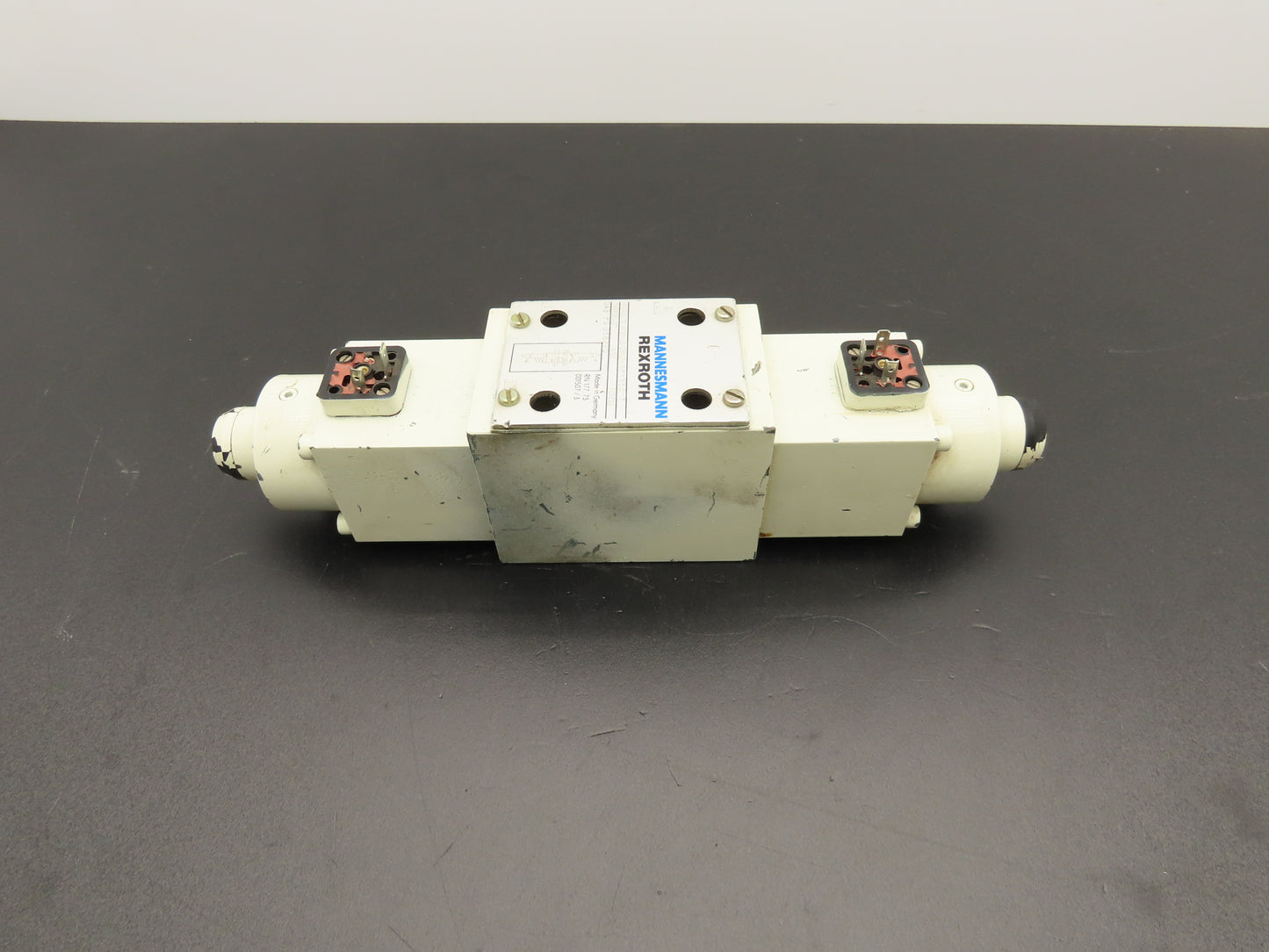 Mannesmann Rexroth 4WRA 10 W40-12/24NZ4/M-993-X Hydraulic Solenoid Valve 24VDC