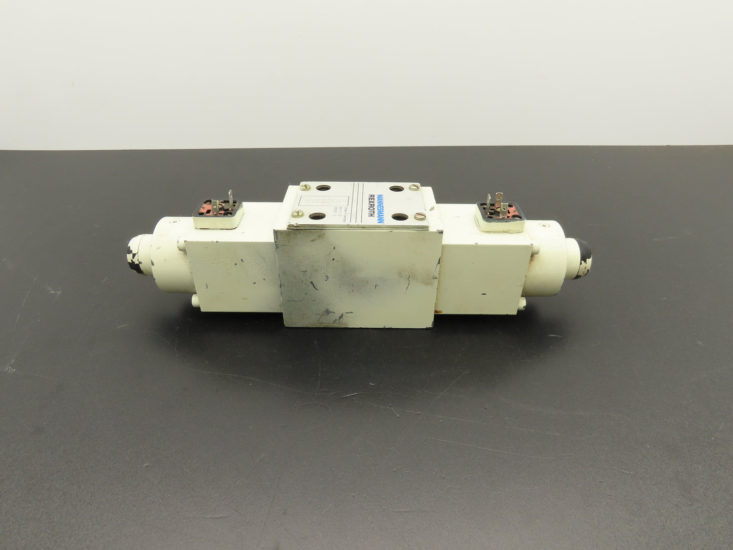 Mannesmann Rexroth 4WRA 10 W40-12/24NZ4/M-993-X Hydraulic Solenoid Valve 24VDC