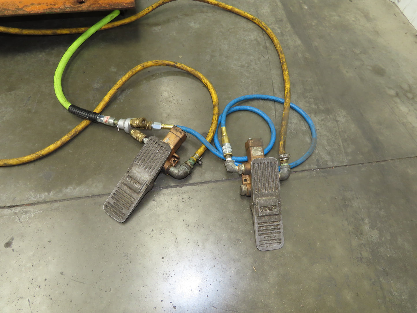 Airfloat Pneumatic Lift Tilt Table Tote Tipper 4000lbs 30° Degree 60x48" Top