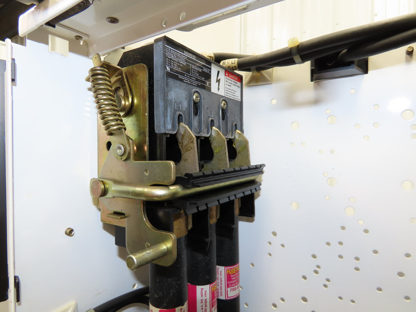Siemens 30-89258 Bucket MCC Fused Motor Disconnect With 600V 50A Fuses