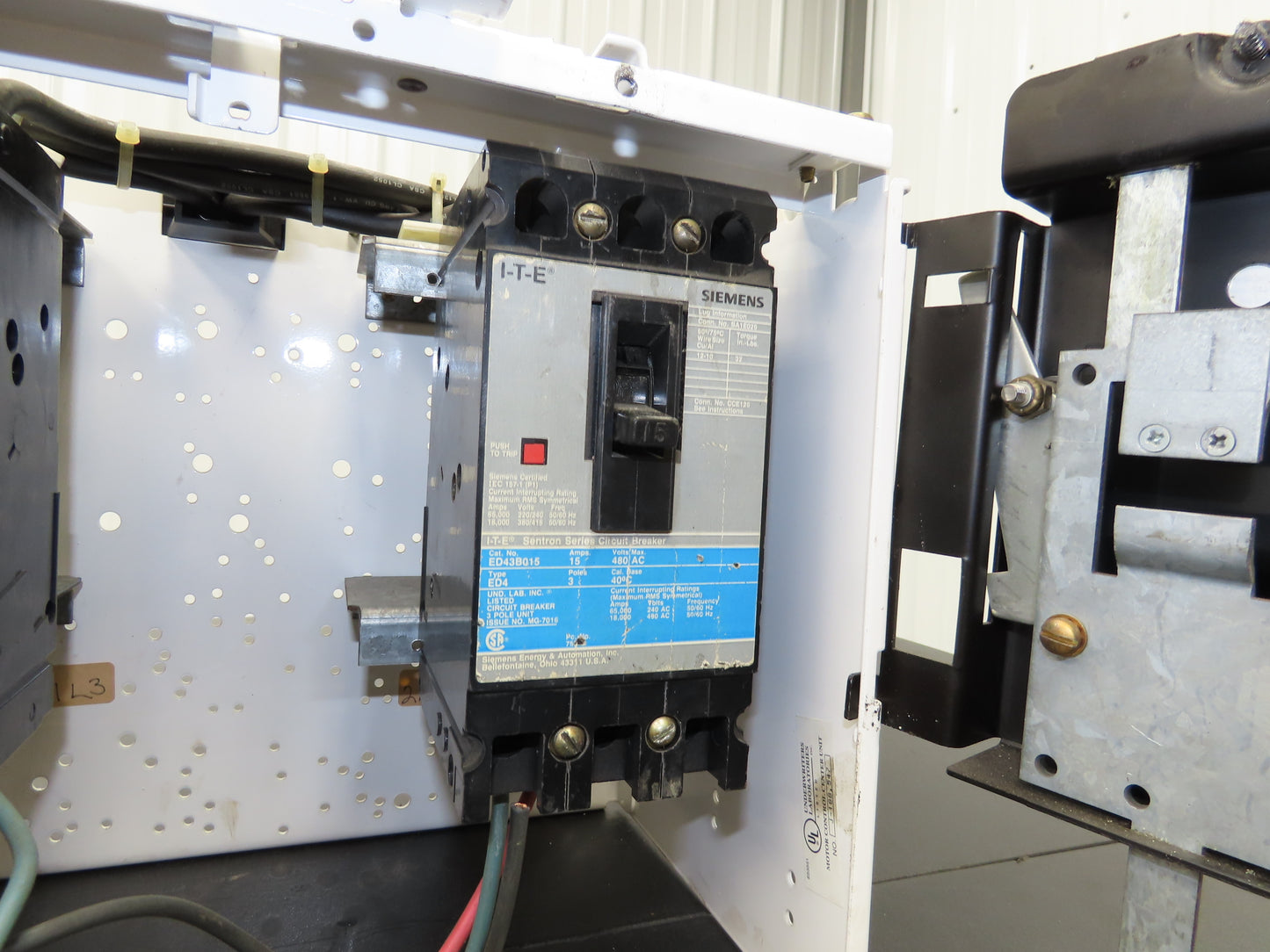 Siemens 51-42062 Bucket Two Breaker MCC 400/600VAC 15/30A 3 Pole 3Ph *Read