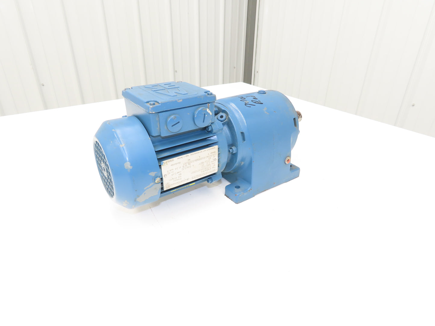 SEW-EURODRIVE R40D63K4 Inline Gearmotor 50:1 Ratio 33.6 RPM .16HP 277-480VAC 1"