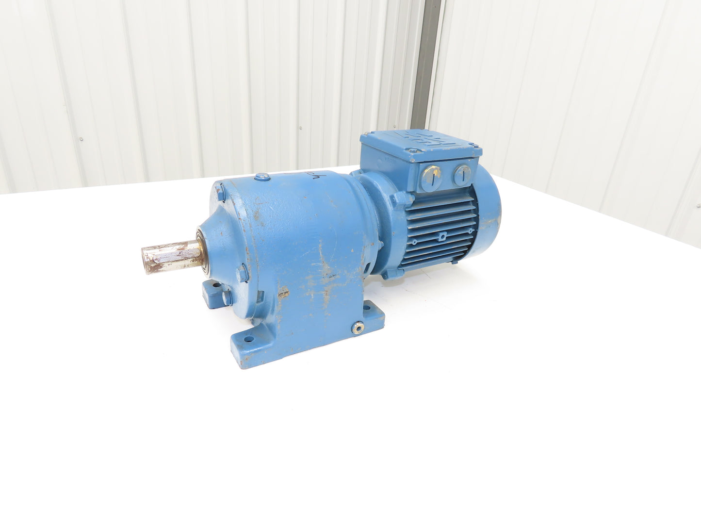 SEW-EURODRIVE R40D63K4 Inline Gearmotor 50:1 Ratio 33.6 RPM .16HP 277-480VAC 1"