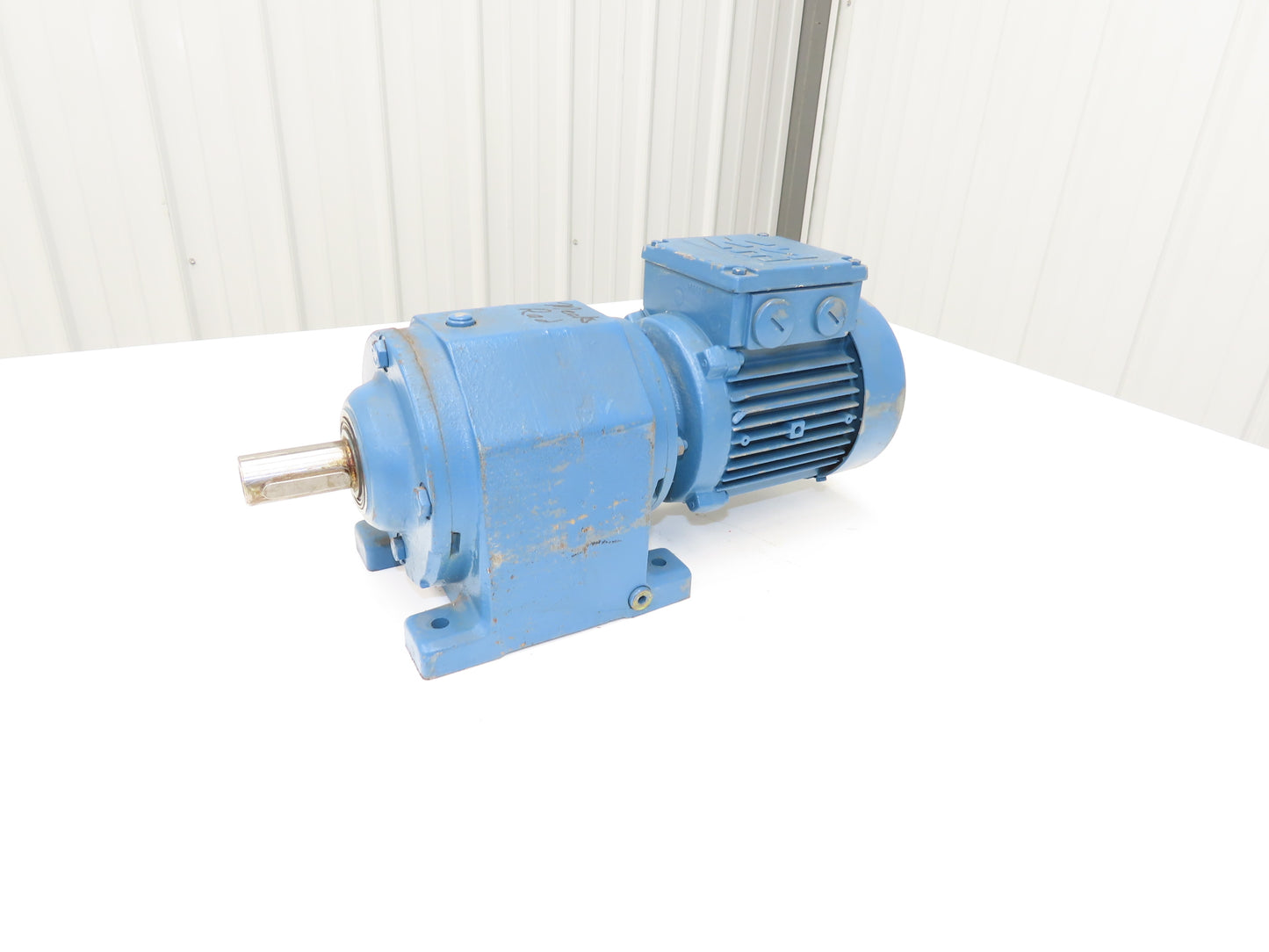 SEW-EURODRIVE R43D63K4 Inline Gearmotor 73:1 Ratio 22.8 RPM .12KW 277/480 VAC 1"