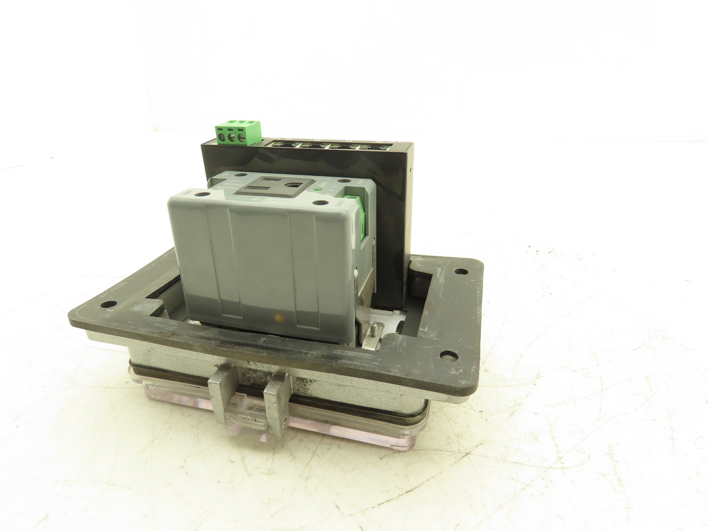 Nordson P-E5-M3RF0-U396 Ethernet Switch & 120V Internal/External Panel Interface