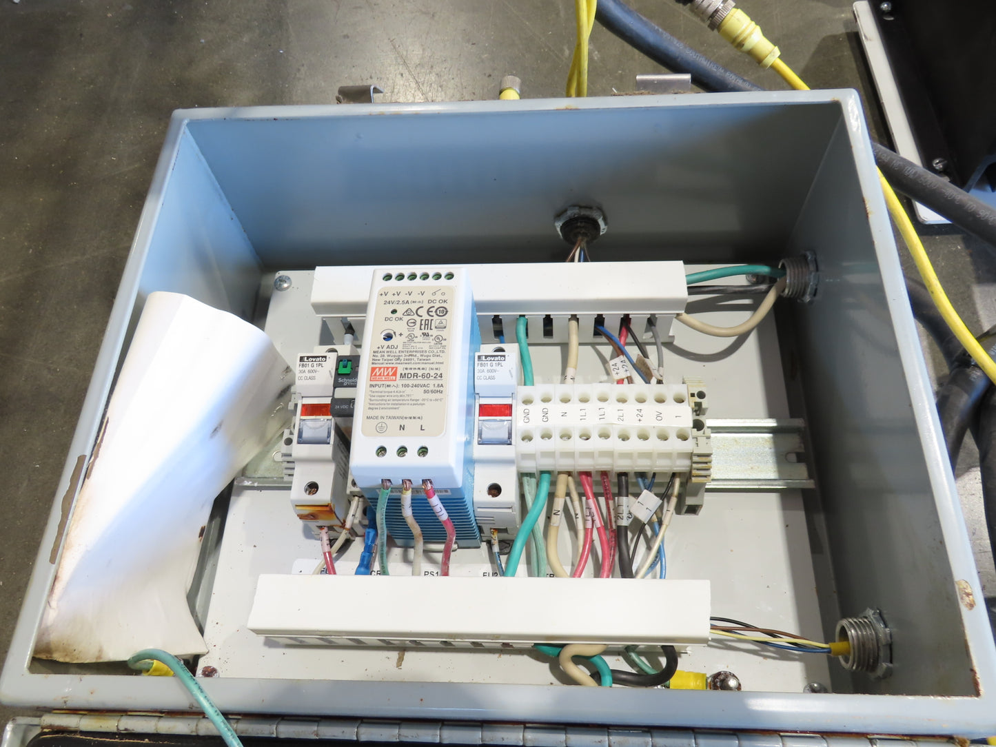 Roach 48"x 22' 6" Portable Roller Conveyor 115V Adj Speed O-Ring Belt Drive 45"H