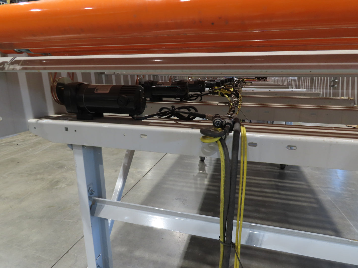 Roach 48"x 22' 6" Portable Roller Conveyor 115V Adj Speed O-Ring Belt Drive 45"H