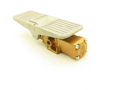 Versa VAT-3503-111 Brass Directional Pneumatic Air Valve 3-Way 3-Pos Foot Pedal