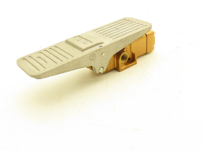Versa VAT-3503-111 Brass Directional Pneumatic Air Valve 3-Way 3-Pos Foot Pedal