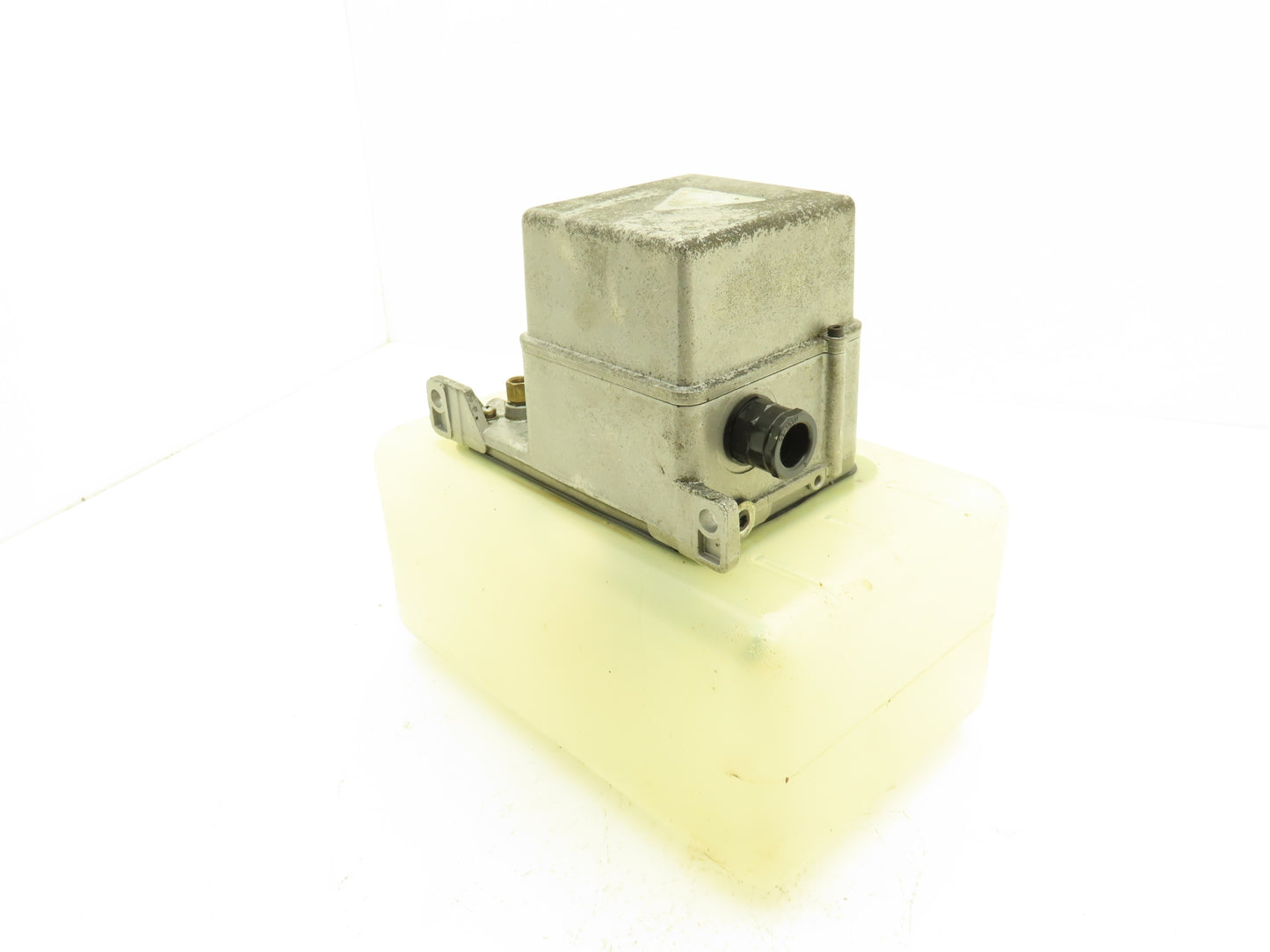 Showa LCB 4 Lubrication Oil Pump Machine Oiler 6L Tank 0.1 L/Min 200V