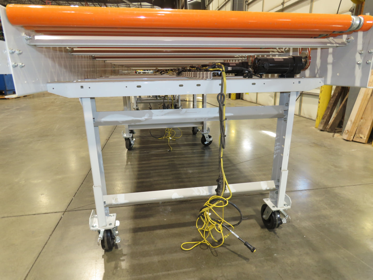 Roach 48"x 26' 9" Portable Roller Conveyor 115V Adj Speed O-Ring Belt Drive 44"H