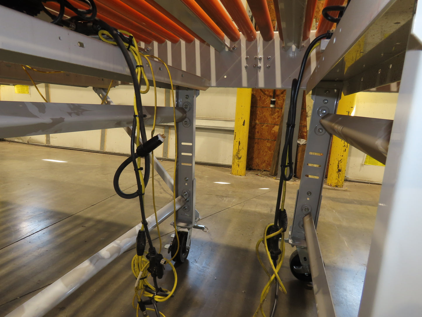 Roach 48"x 26' 9" Portable Roller Conveyor 115V Adj Speed O-Ring Belt Drive 44"H