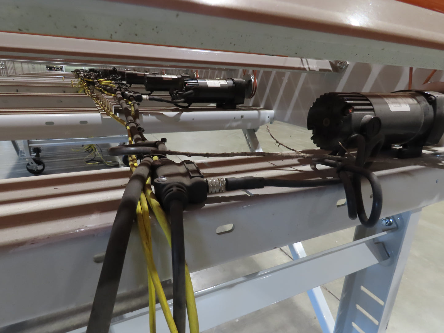 Roach 48"x 26' 9" Portable Roller Conveyor 115V Adj Speed O-Ring Belt Drive 44"H