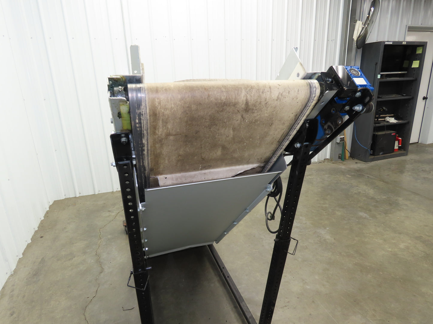 EMI Plastics Adj Incline Portable Belt Conveyor 20-45° 115V 1PH Adj Speed Drive