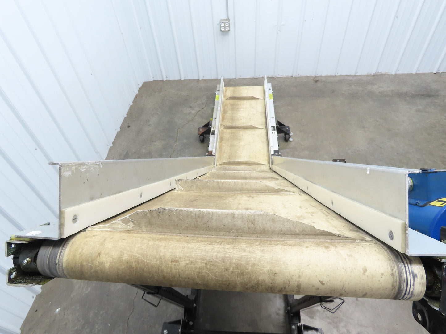 EMI Plastics Adj Incline Portable Belt Conveyor 20-45° 115V 1PH Adj Speed Drive