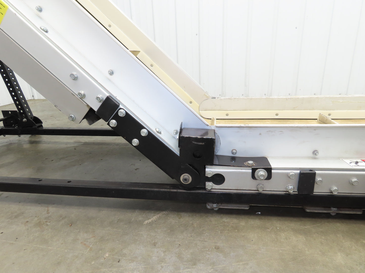 EMI Plastics Adj Incline Portable Belt Conveyor 20-45° 115V 1PH Adj Speed Drive