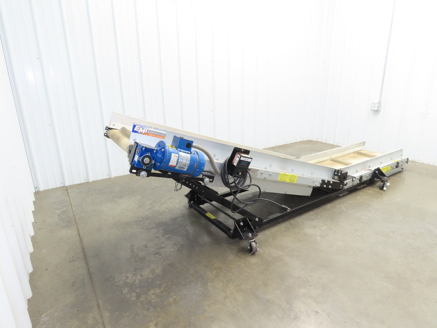EMI Plastics Adj Incline Portable Belt Conveyor 20-45° 115V 1PH Adj Speed Drive