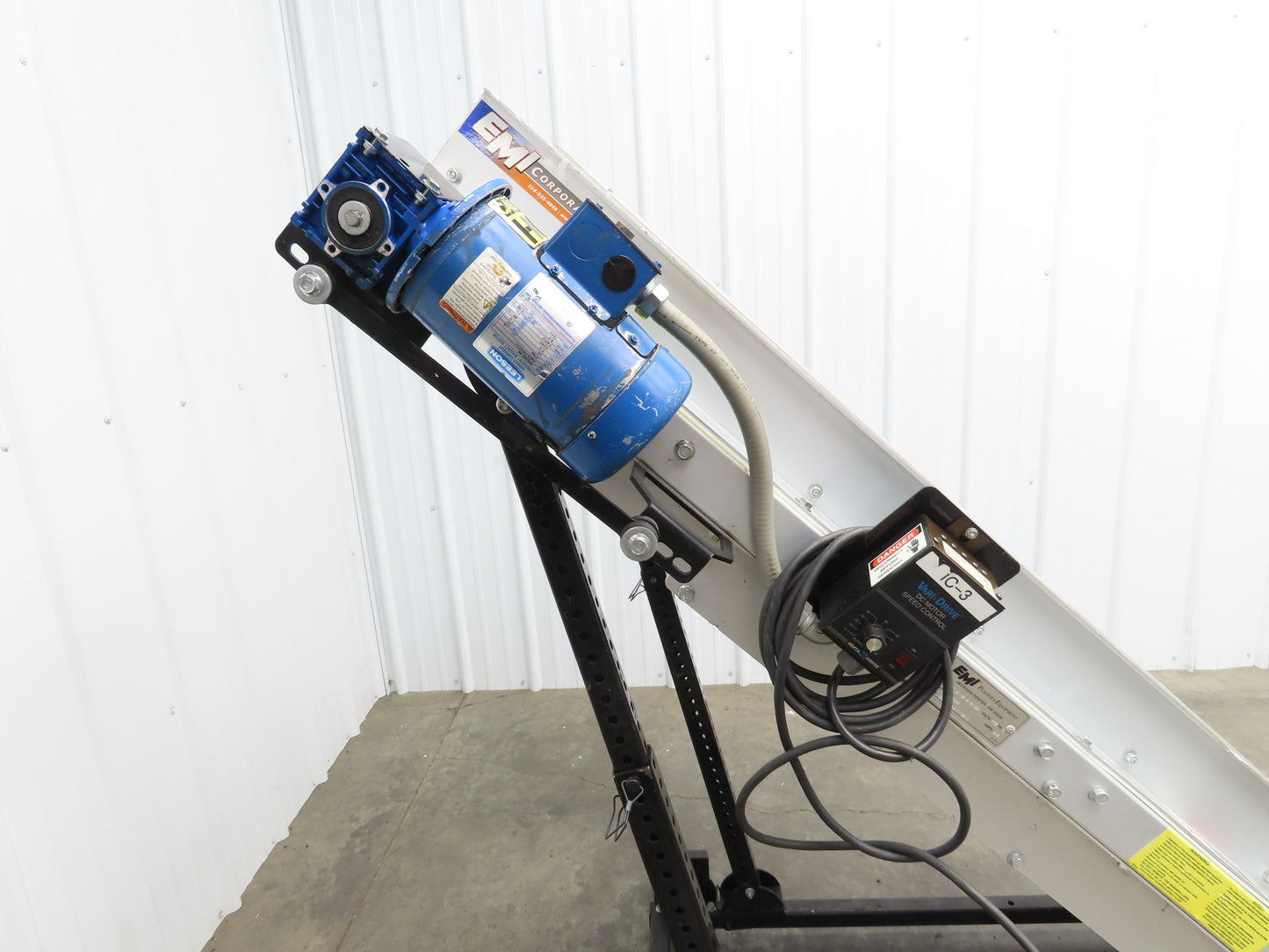 EMI Plastics Adj Incline Portable Belt Conveyor 20-45° 115V 1PH Adj Speed Drive