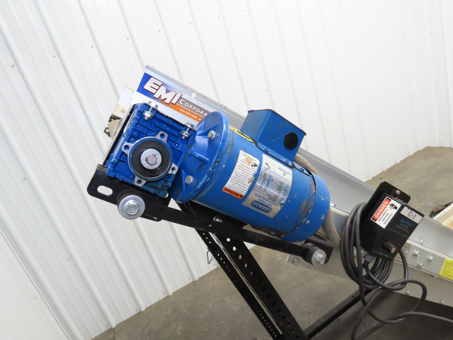 EMI Plastics Adj Incline Portable Belt Conveyor 20-45° 115V 1PH Adj Speed Drive