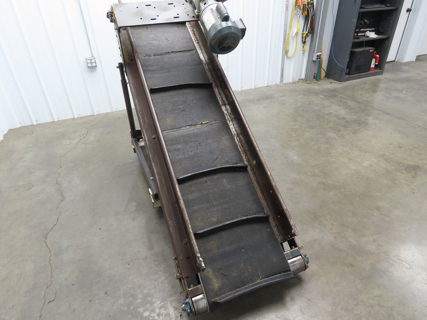 Hytrol 74"L Adj Incline Portable Parts Conveyor 18" Cleated Belt 115V 70FPM