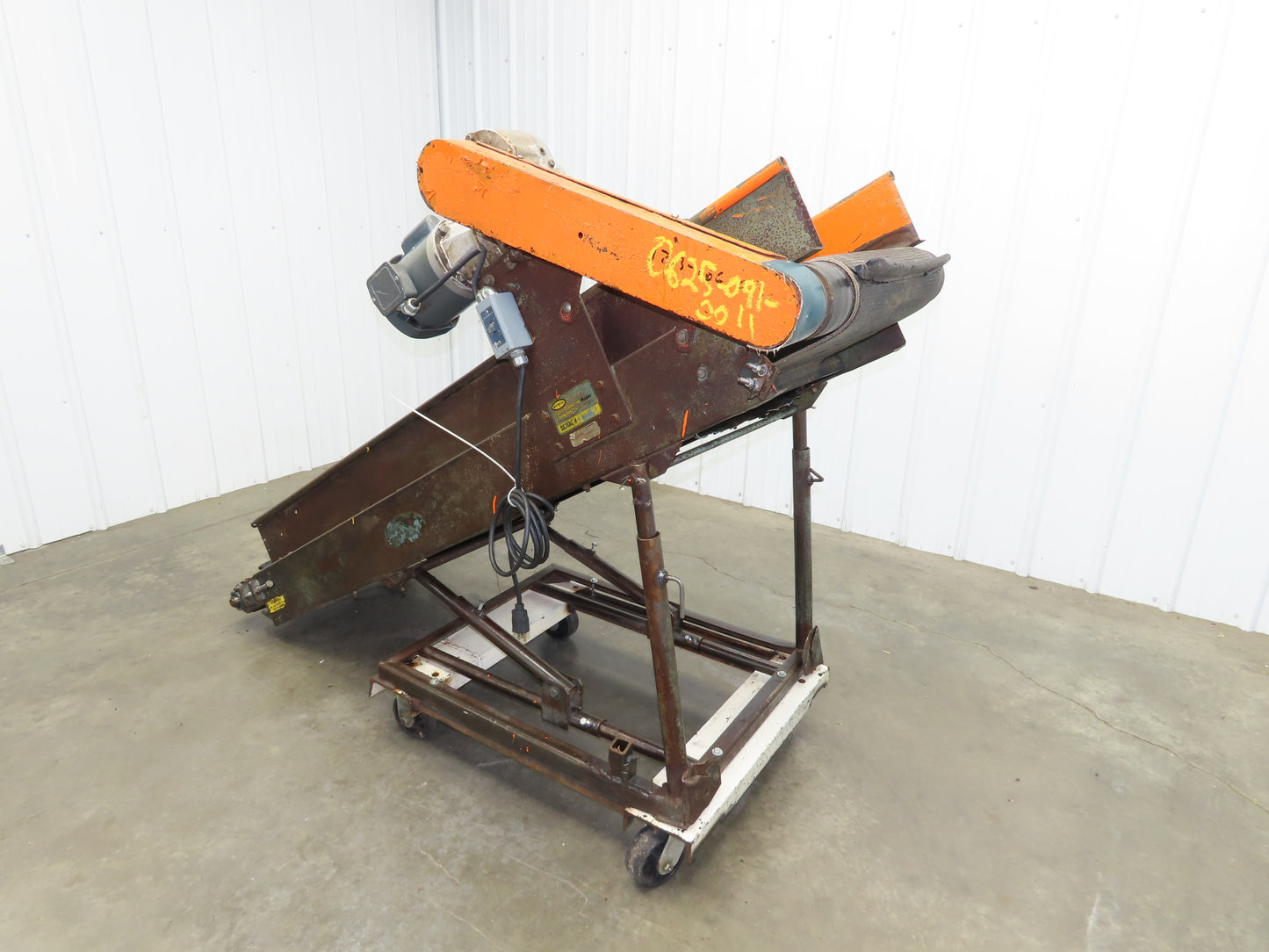 Hytrol 74"L Adj Incline Portable Parts Conveyor 18" Cleated Belt 115V 70FPM