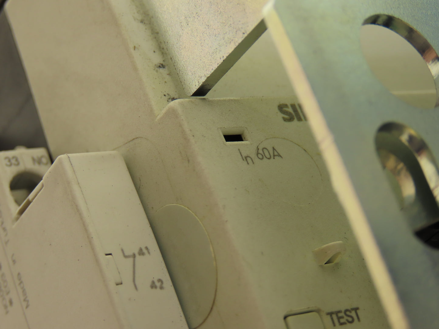 Siemens 3RV1946-2B Rotary Mechanism Circuit Breaker Interlock Kit Missing Knob