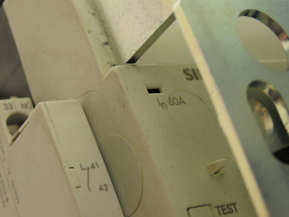 Siemens 3RV1946-2B Rotary Mechanism Circuit Breaker Interlock Kit Missing Knob