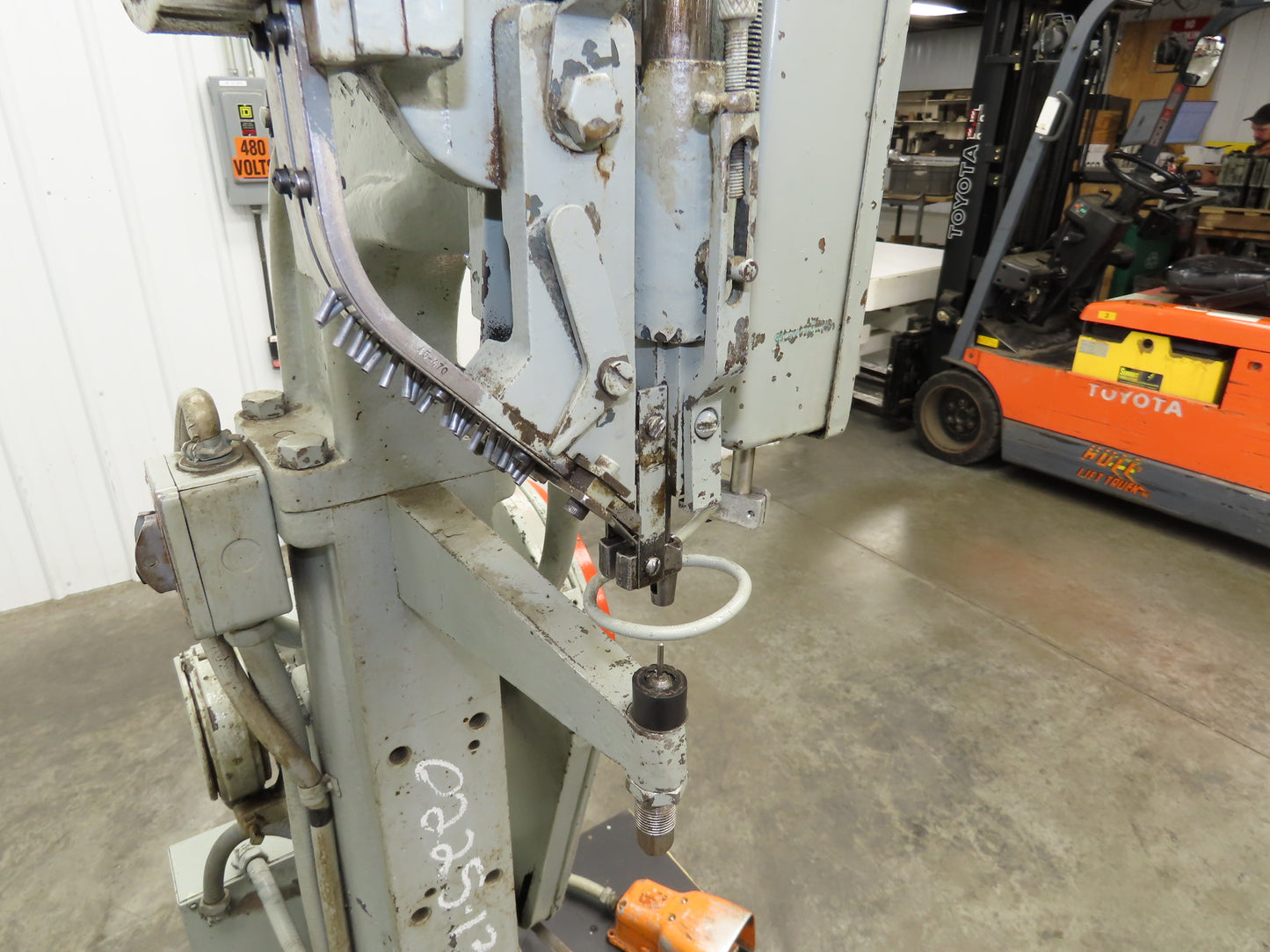 Riveter Self Feed 9" Throat 115V 1 Ph 3/32" Touch-O-Matic