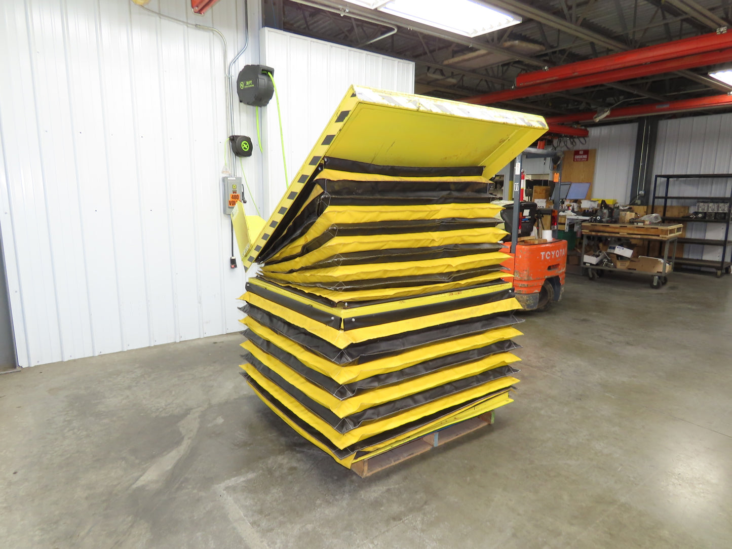 Scott Pneumatic 25" Lift Tilt Table Tote 4000lbs 34° Degree Tipper 64x50" Top