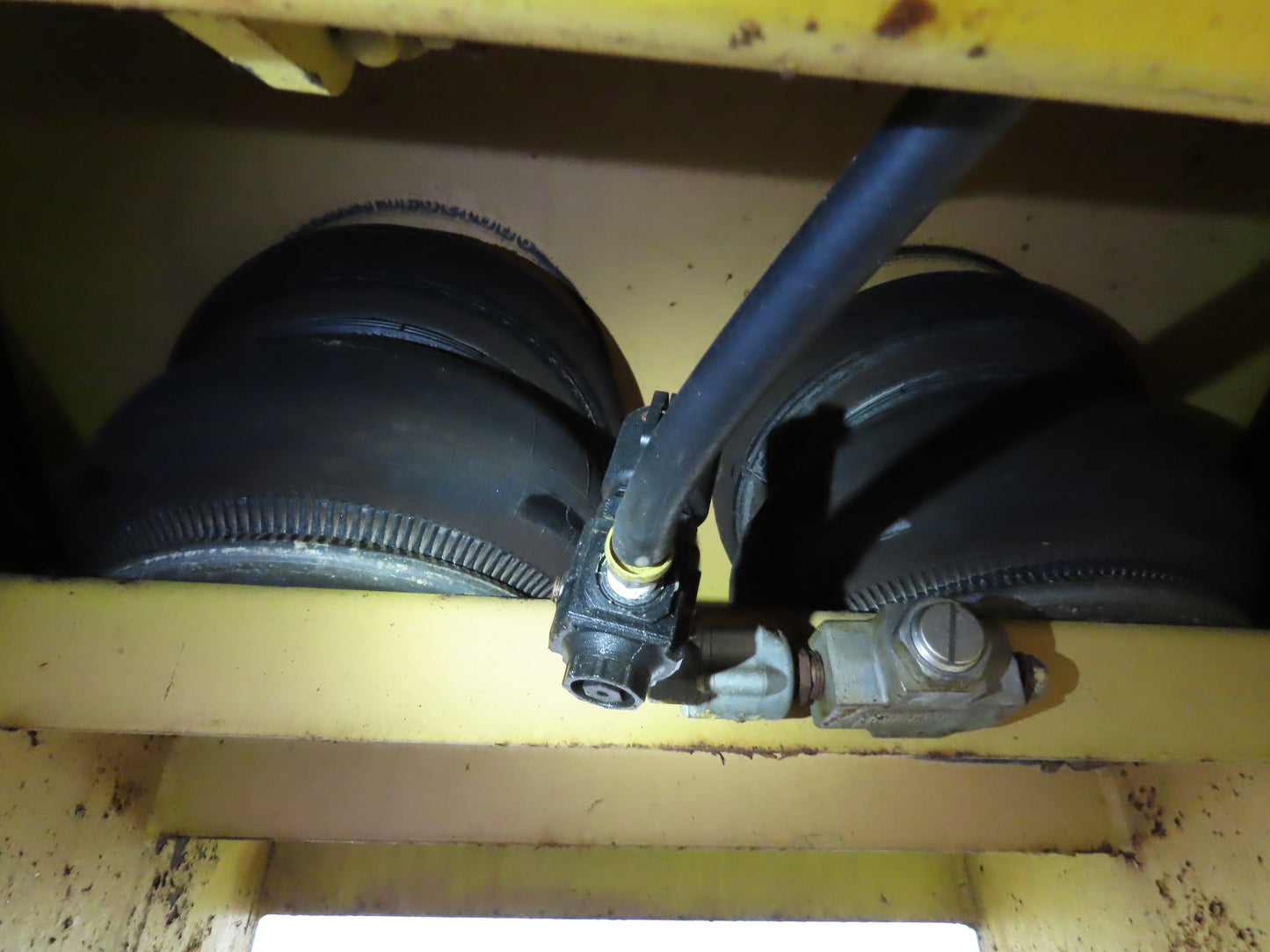 Airfloat Pneumatic Tilt Table Tote Tipper 8000lbs 30° Degree 55x44" Top 14" Lip