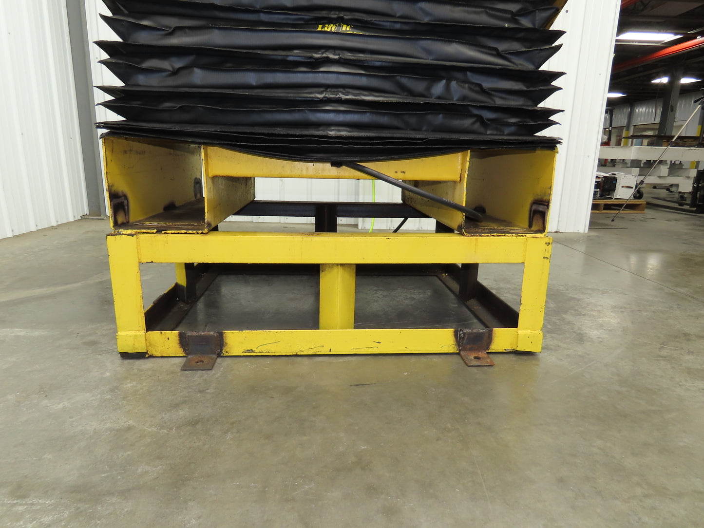 Airfloat Pneumatic Tilt Table Tote Tipper 8000lbs 30° Degree 55x44" Top 14" Lip