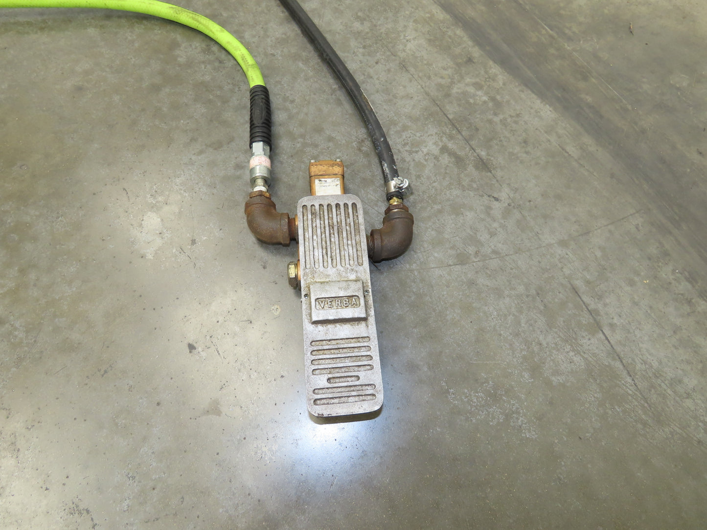 Airfloat Pneumatic Tilt Table Tote Tipper 8000lbs 30° Degree 55x44" Top 14" Lip