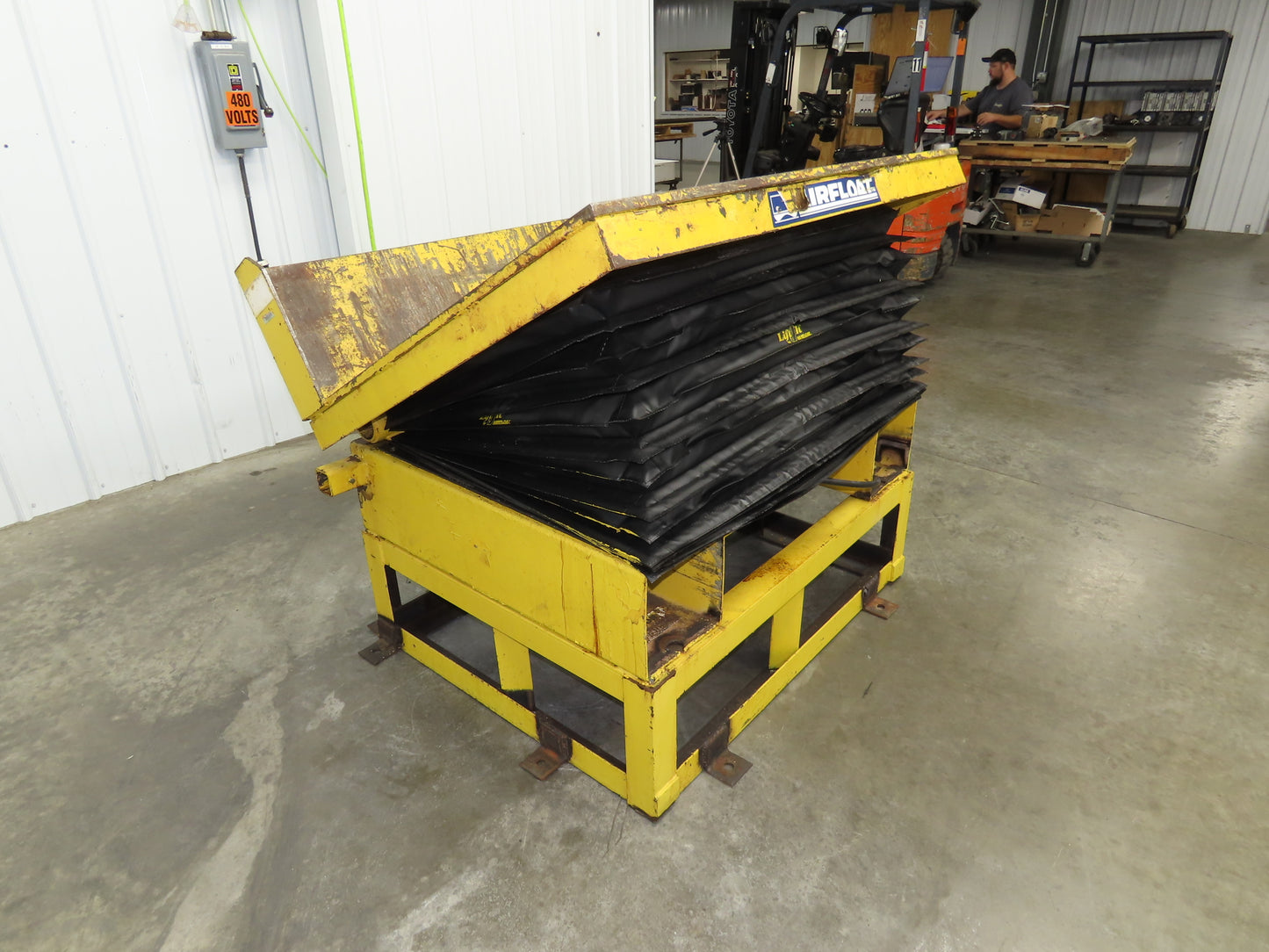 Airfloat Pneumatic Tilt Table Tote Tipper 8000lbs 30° Degree 55x44" Top 14" Lip