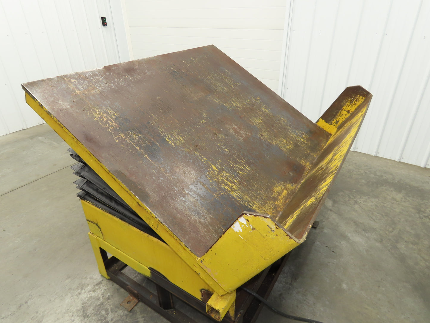 Airfloat Pneumatic Tilt Table Tote Tipper 8000lbs 30° Degree 55x44" Top 14" Lip