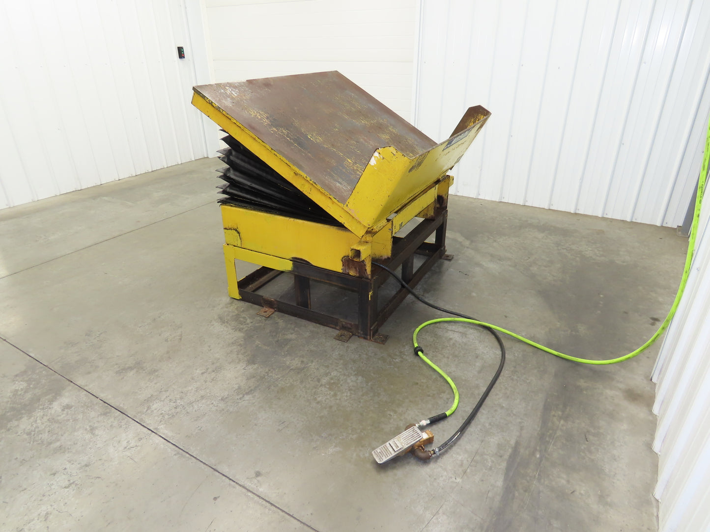 Airfloat Pneumatic Tilt Table Tote Tipper 8000lbs 30° Degree 55x44" Top 14" Lip