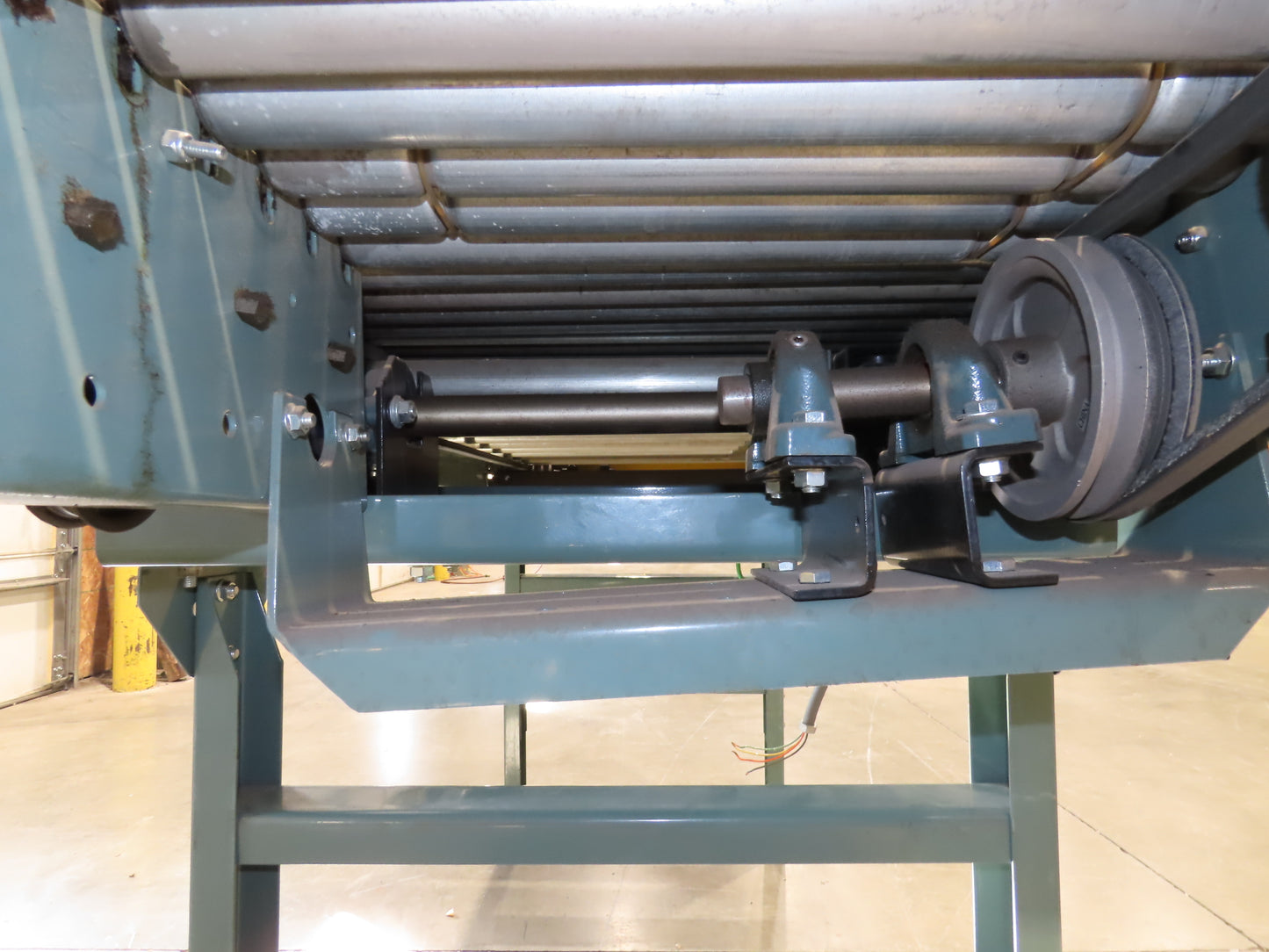 Hytrol 10'x 26" Accumulation Roller Conveyor 23"BF V-Belt Drive 1Hp 3PH 100fpm