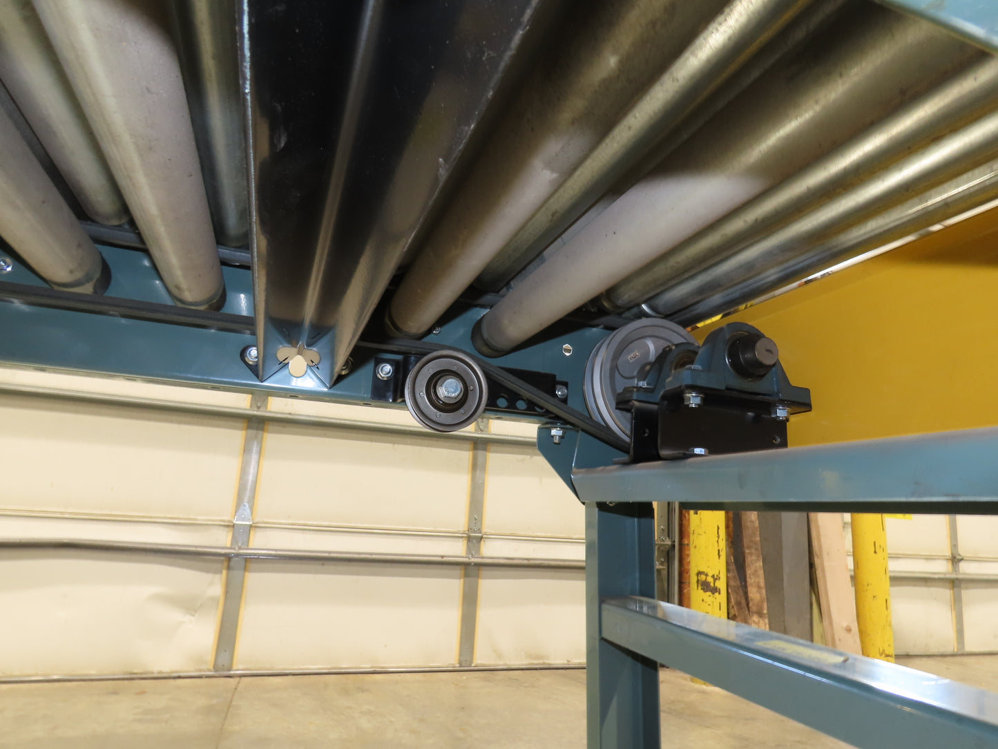 Hytrol 10'x 26" Accumulation Roller Conveyor 23"BF V-Belt Drive 1Hp 3PH 100fpm