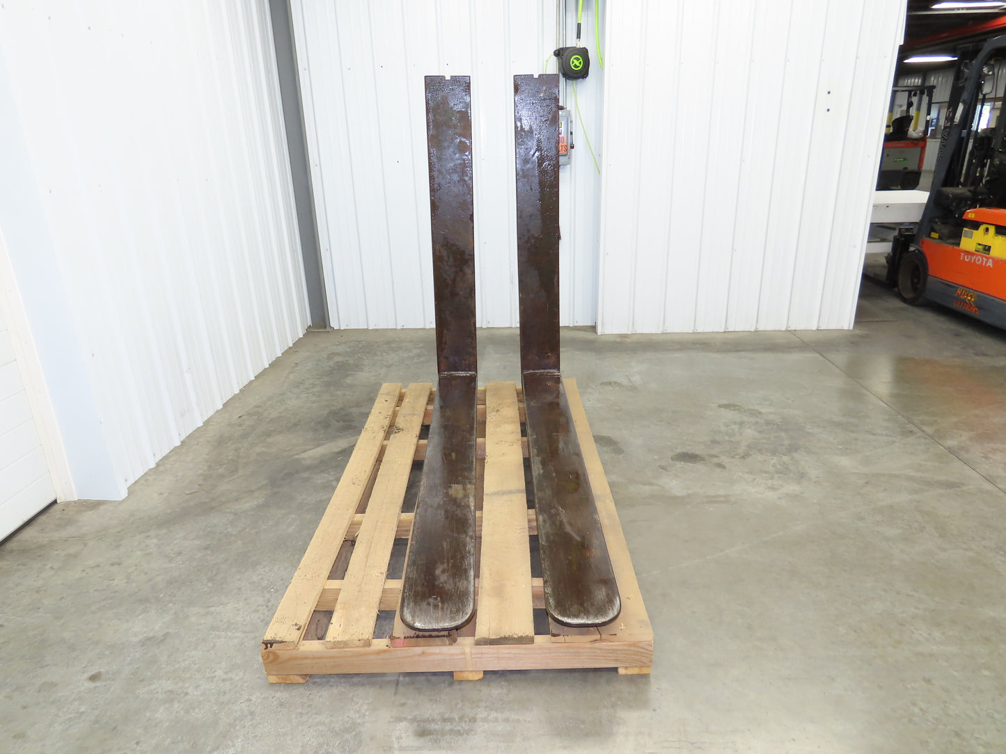 Hyster H300A 3-1/2" X 8" X 72" Pin-Type Shaft-Mounted Forklift Forks 30000lbs 6'