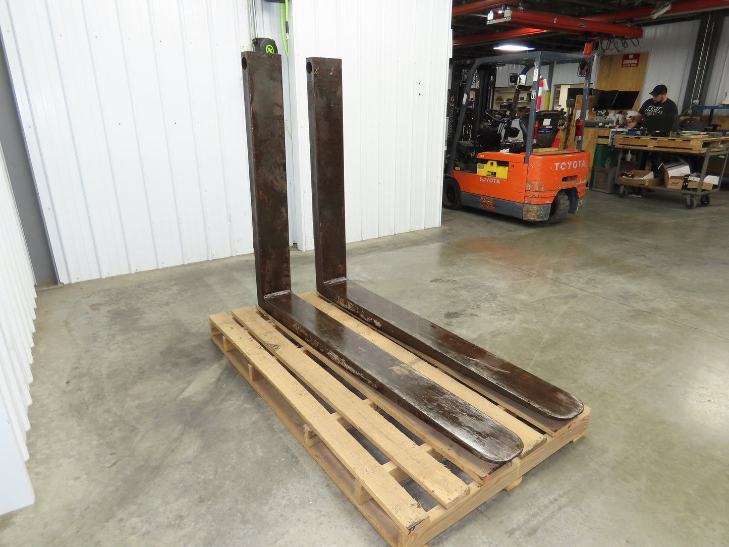 Hyster H300A 3-1/2" X 8" X 72" Pin-Type Shaft-Mounted Forklift Forks 30000lbs 6'